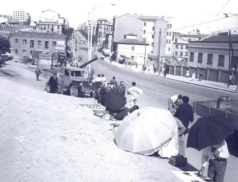 Vendedores callejeros en el Puente de las Ventas.