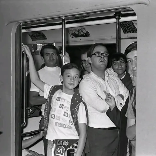 Primeros usuarios abordan el Metro 