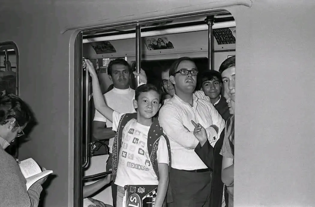 Primeros usuarios abordan el Metro 