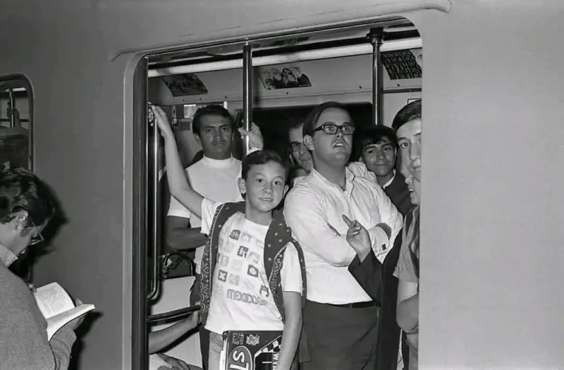 Primeros usuarios abordan el Metro 