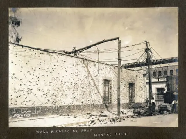 Muro perforado por disparos