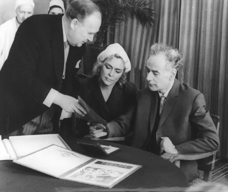 Lev Landau receives the Nobel Prize at a hospital