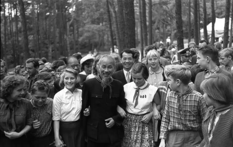 Hồ Chí Minh with members of the East German Young Pioneers
