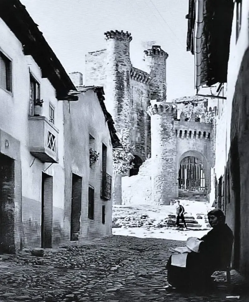 Calle Estafeta con el Castillo Templario al fondo 