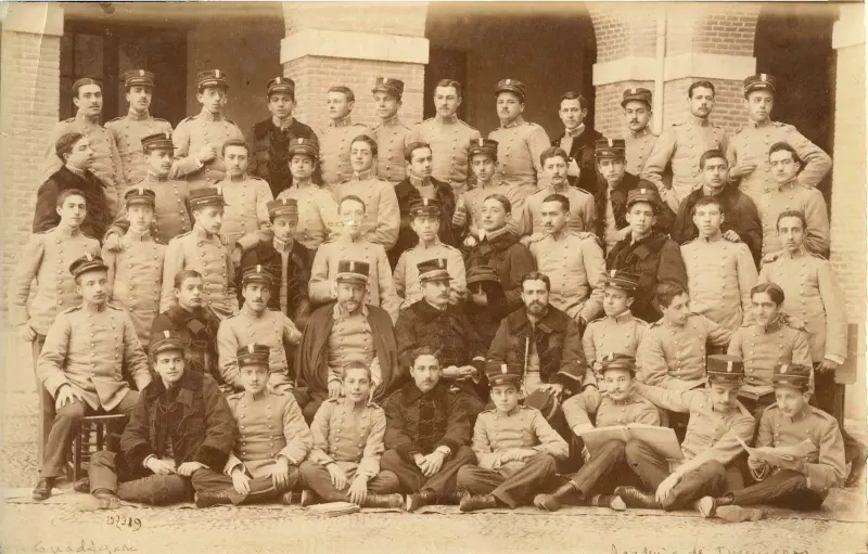 Profesores y cadetes de la Academia de Ingenieros