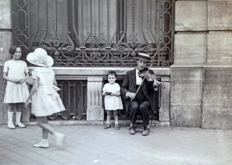 MÚSICO CALLEJERO CON NIÑA