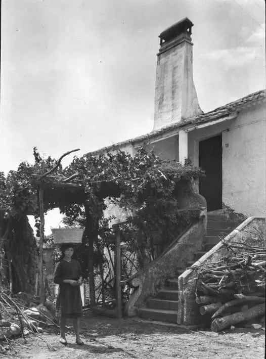 Una rapaza en Aldán