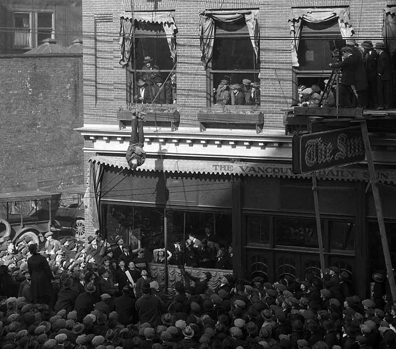 Harry Houdini Speaks to the Public