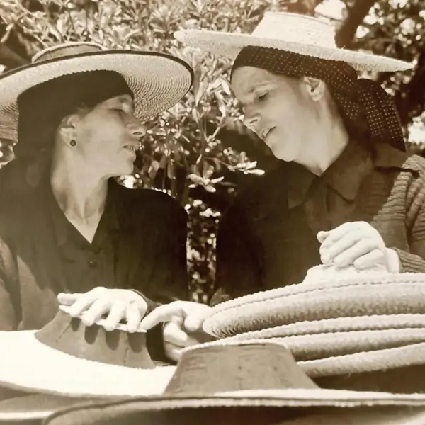 Mujeres vendiendo sombreros de paja.