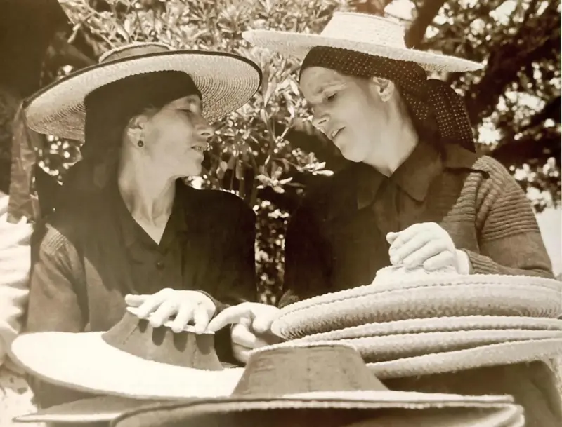 Mujeres vendiendo sombreros de paja.