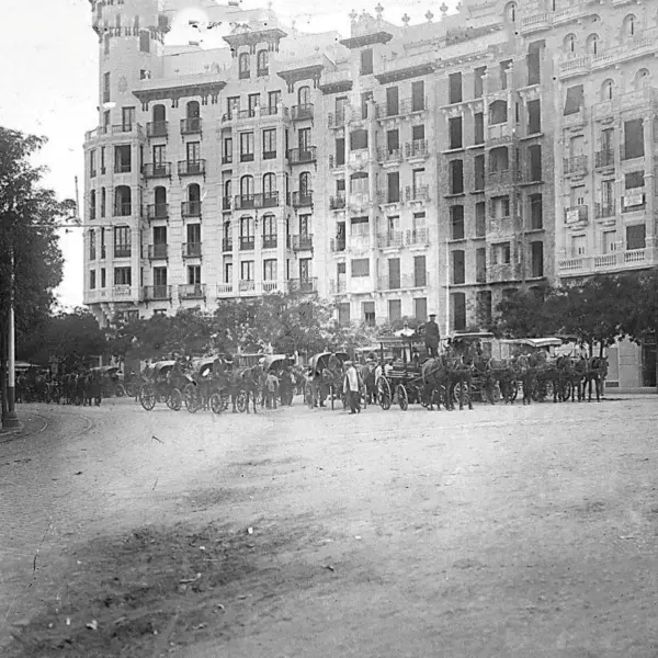 Comitiva fúnebre formándose en la Plaza de Manuel Becerra.
