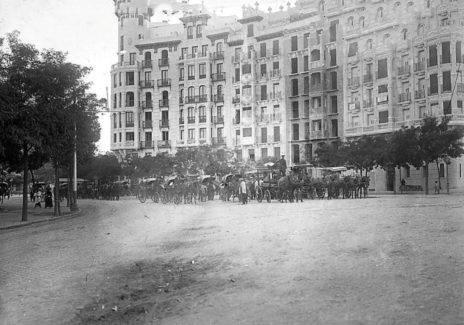 Comitiva fúnebre formándose en la Plaza de Manuel Becerra. Comitiva fúnebre formándose en la Plaza de Manuel Becerra.