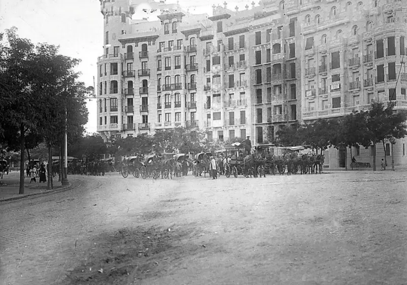 Comitiva fúnebre formándose en la Plaza de Manuel Becerra.