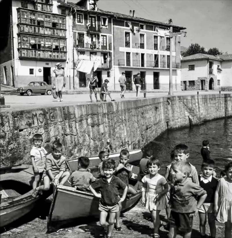 Retrato de un grupo de niños, en el puerto.