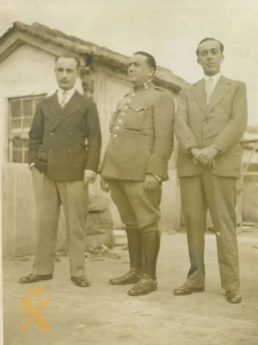 Teniente de la Guardia Civil Sérvulo con dos amigos