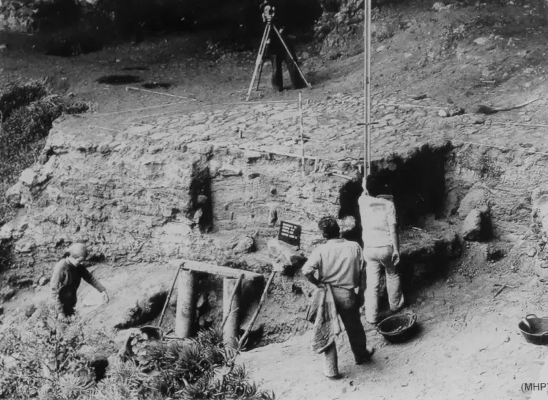 Primeras excavaciones en la Cueva de Belmaco.