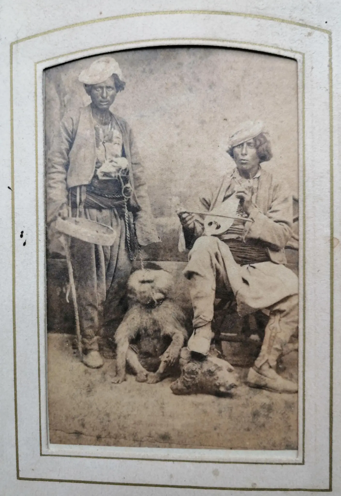 Muzicanți cu un babuin