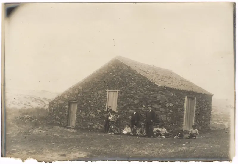 Grupo de nenos e adultos