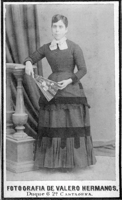 Señora con abanico.