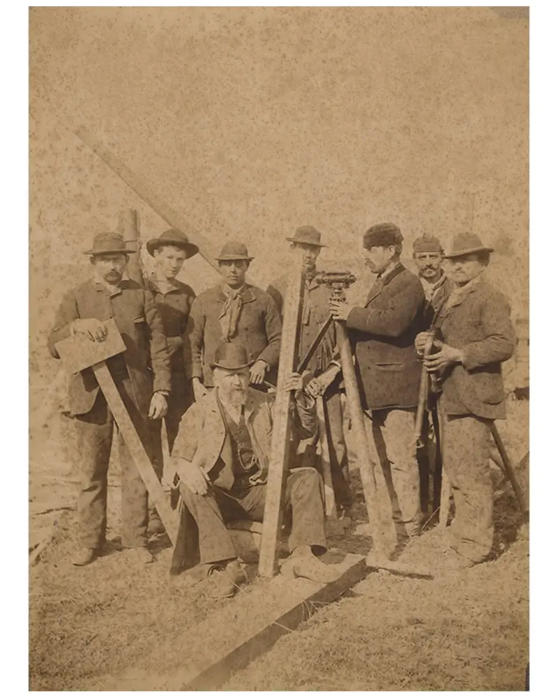 Grupo de hombres en la Estación del ferrocarril 