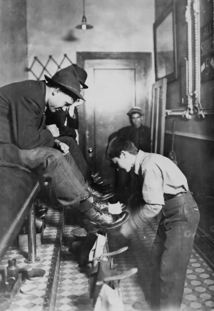 Greel's Shoe-shining Parlor