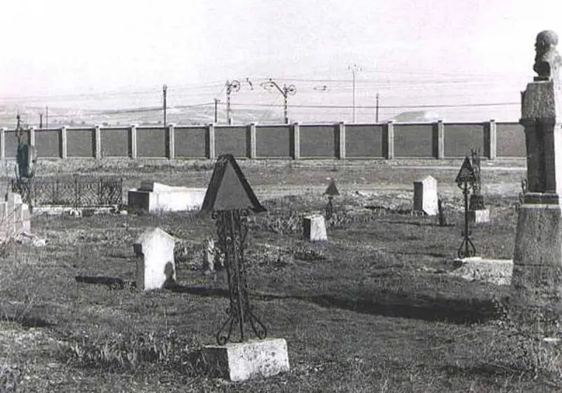 El cementerio civil.
