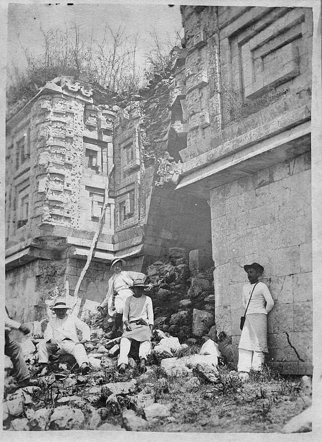 Personas junto al Palacio del Gobernador
