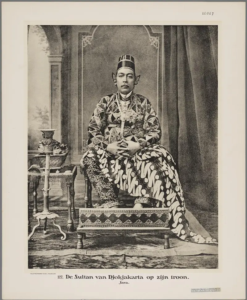 Hamengkoe Buwono VII sultan of Yogyakarta, in court dress