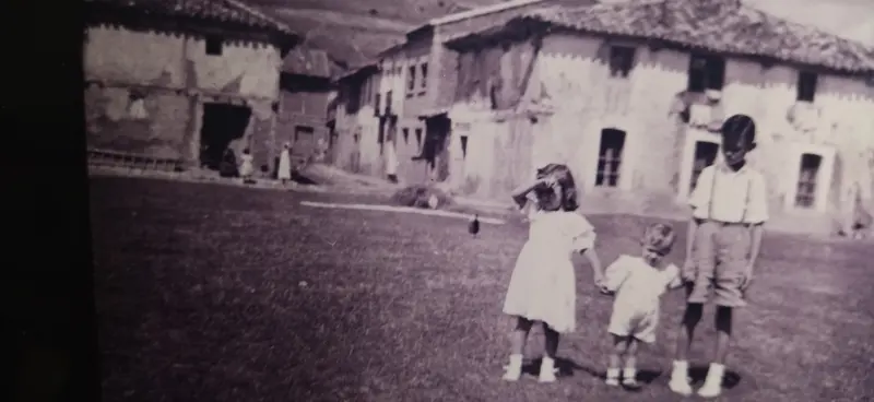 Junto a las escuelas.