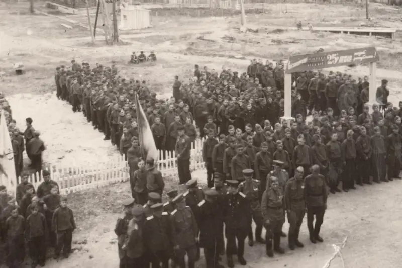 Building personnel and pupils of the Nadvoitsk Children's Labor Colony