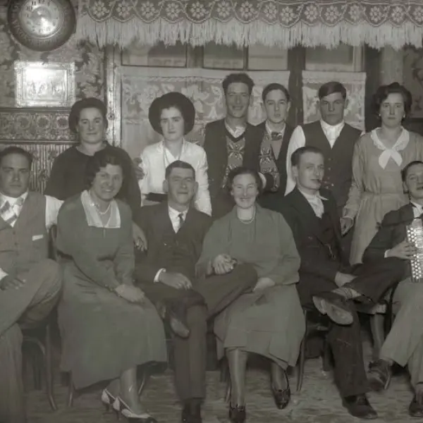 Acordeonista tras un banquete.