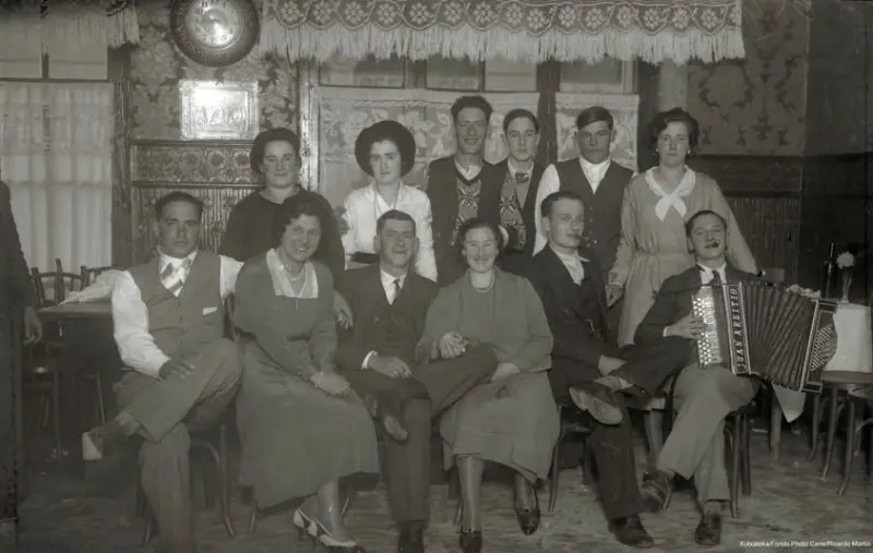 Acordeonista tras un banquete.