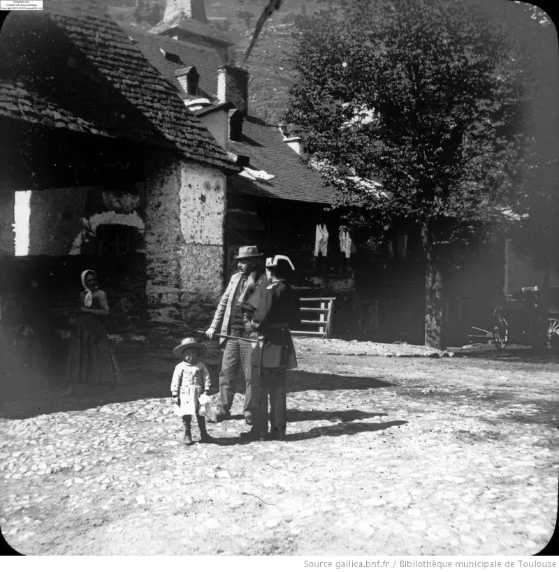 HOMBRE, NIÑA Y GUARDIA CIVIL
