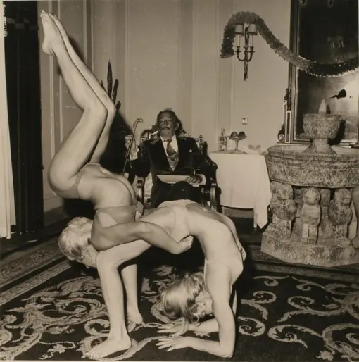 Contorsionistas actuando para Salvador Dalí 
