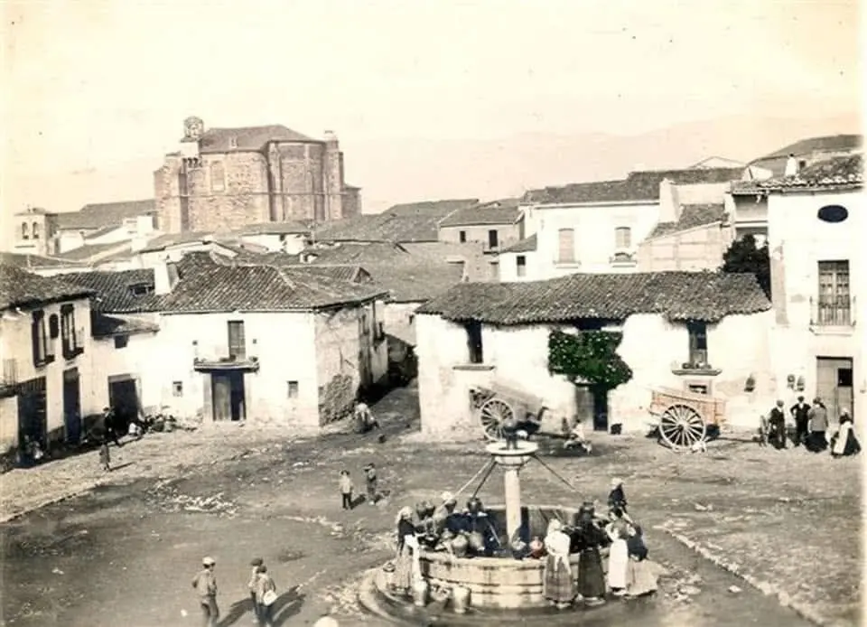 La plaza y la Iglesia. 