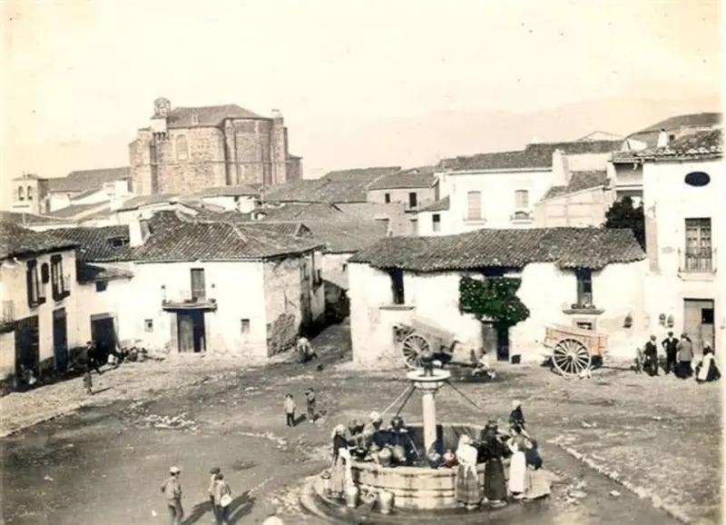 La plaza y la Iglesia. 