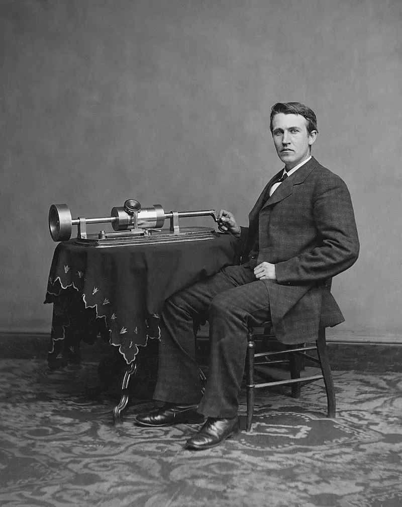  Thomas Alva Edison with his phonograph (2nd model)