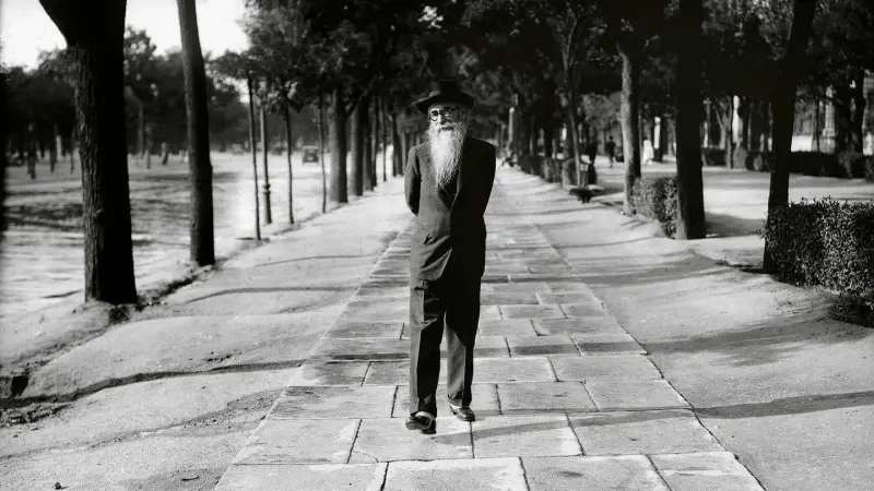 Valle Inclán paseando por Recoletos.