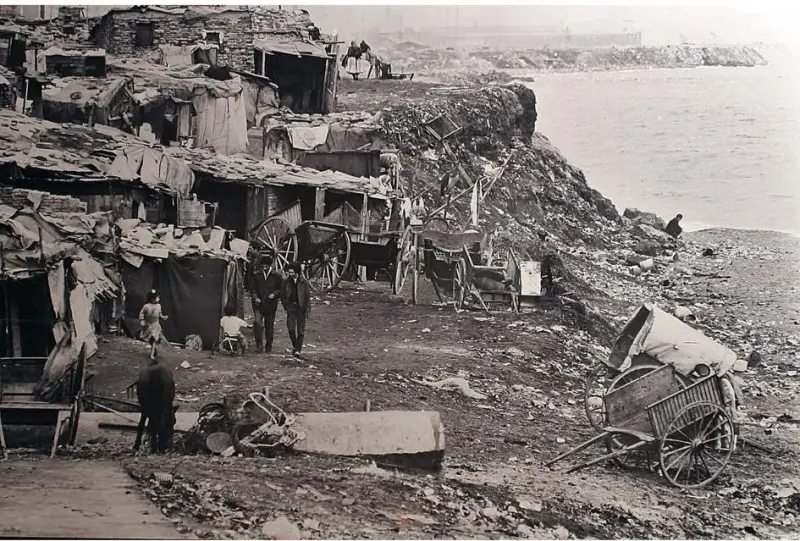 Barrio de chabolas junto al mar 