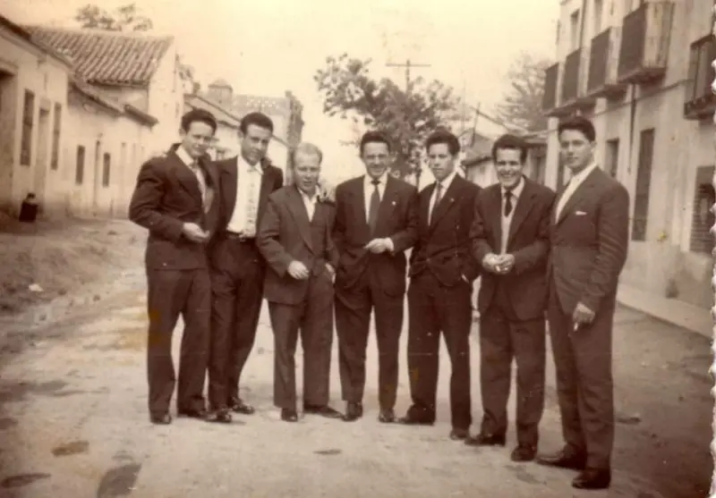 Amigos posando en la Calle Mayor de Griñon
