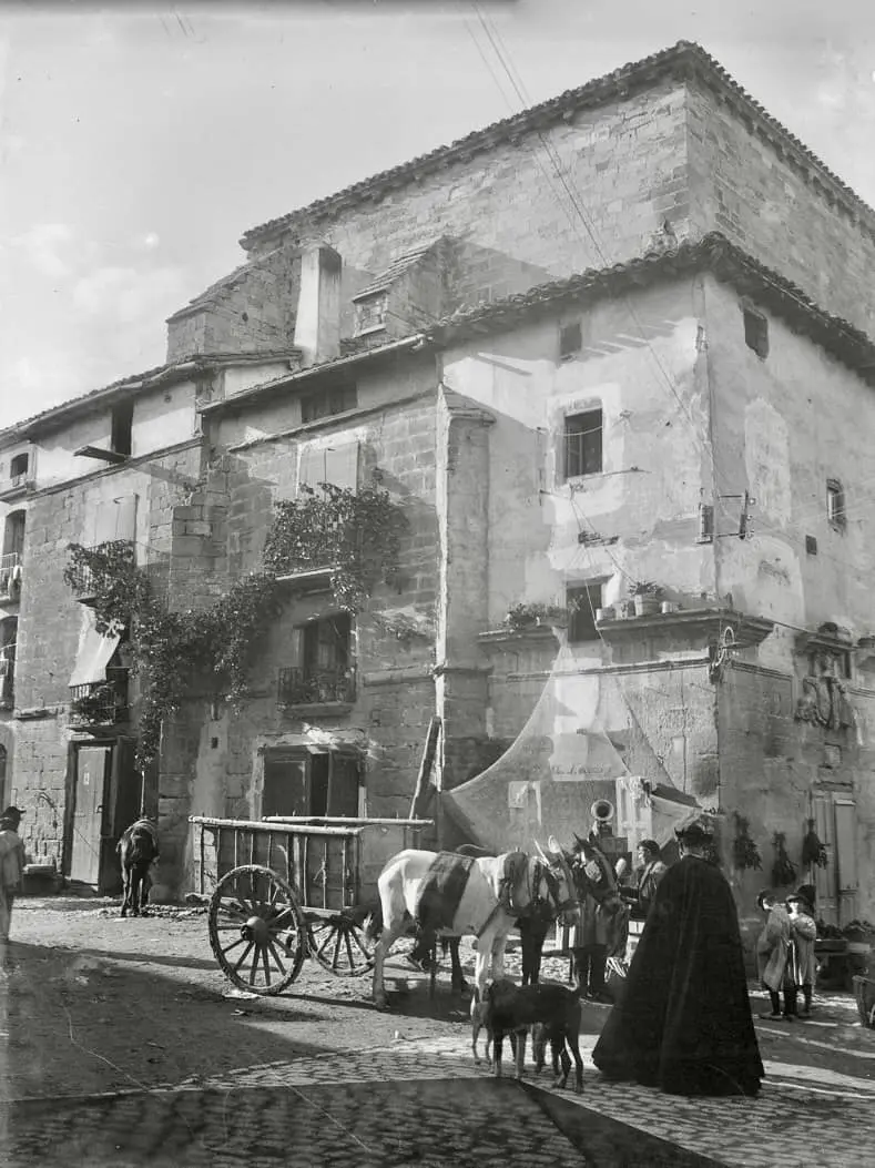 ESCENA CALLEJERA CON CURA Y CARRO