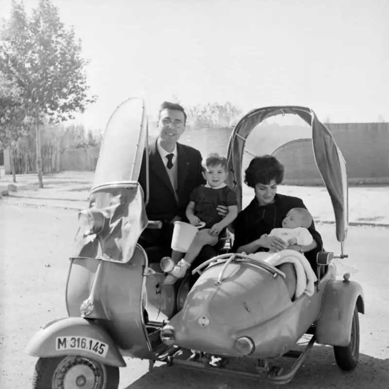 Familia con sidecar. 