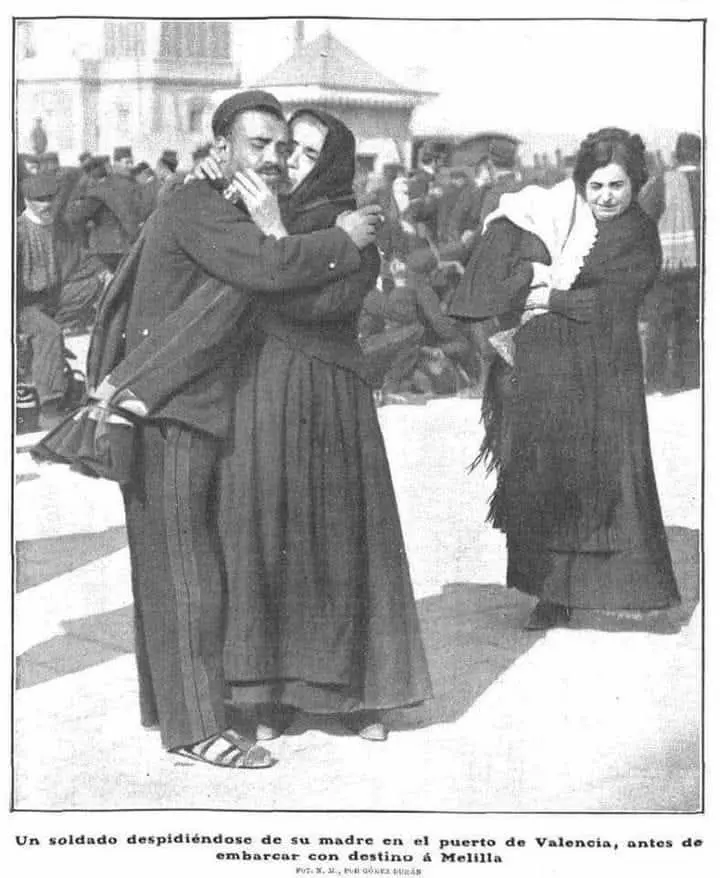 Soldado despidiéndose de su madre