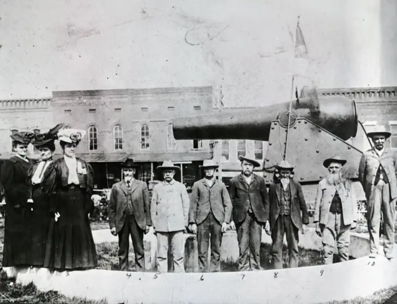 Confederate veterans and members of the Daughters of the Confederacy.