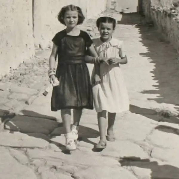 Dos chicas caminando 