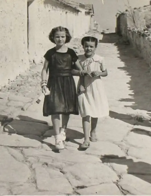 Dos chicas caminando 