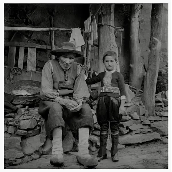 Anciano maragato y niño.