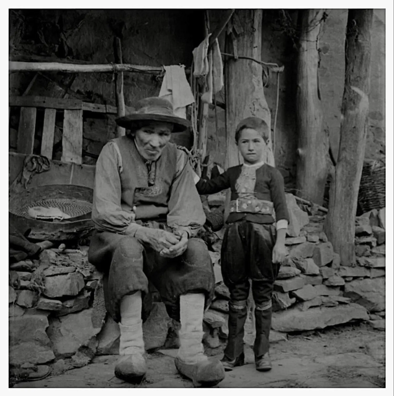 Anciano maragato y niño.
