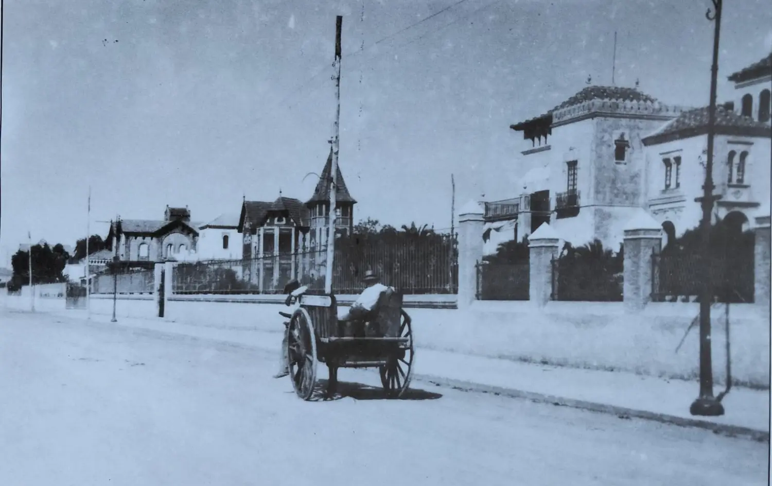 Escena callejera con carro.