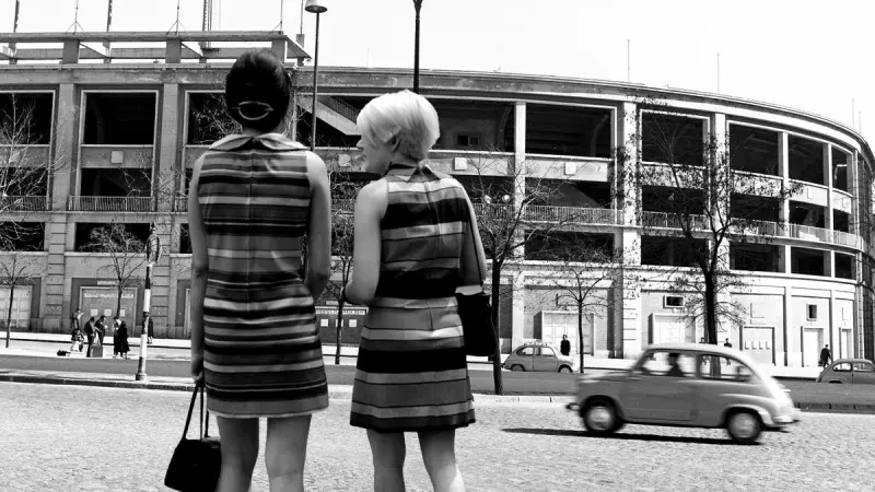 Junto al estadio de futbol.